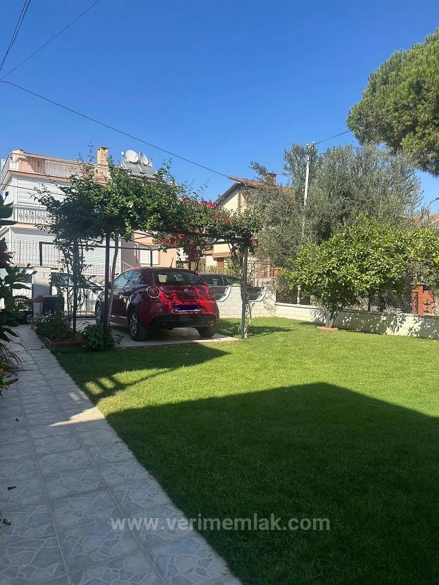 Özdere'de Sahile Sıfır Konumda Geniş Bahçeli Villa