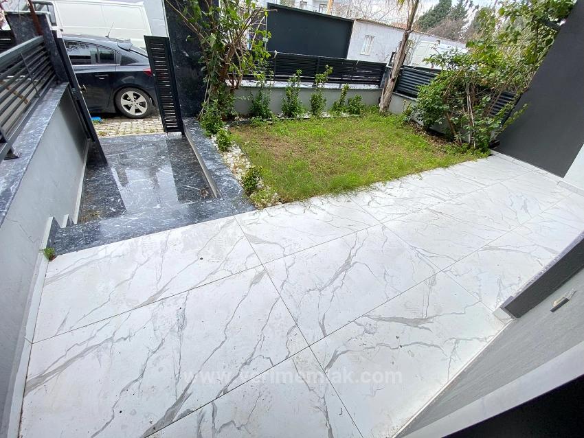 Ürkmez De Demize Yakın Yerden Isıtma Satılık 3+1 Villa