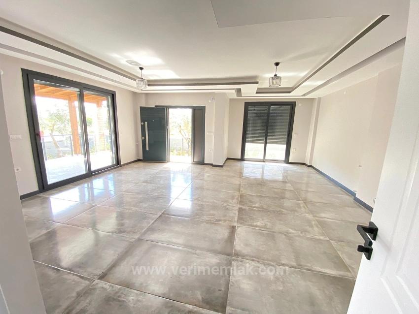 Seferihisar.cumhuriyet Mah.denize 500M Mesafede,Geniş Bahçeli Satılık 3+1 Villa