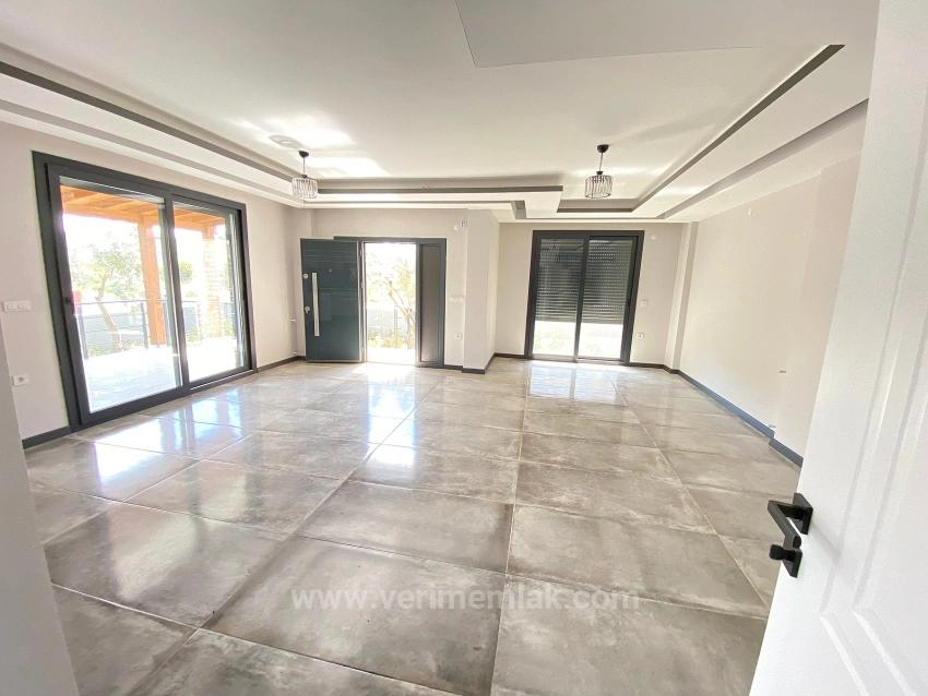 Seferihisar.cumhuriyet Mah.denize 500M Mesafede,Geniş Bahçeli Satılık 3+1 Villa