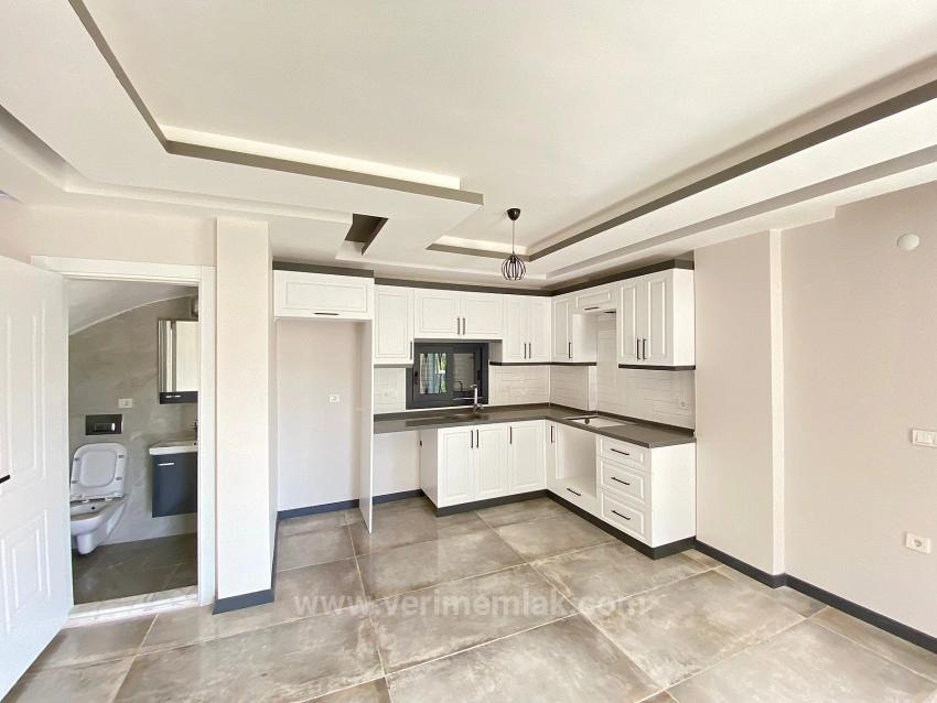 Seferihisar.cumhuriyet Mah.denize 500M Mesafede,Geniş Bahçeli Satılık 3+1 Villa