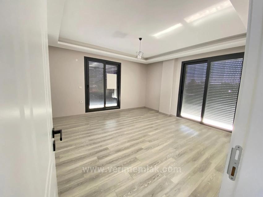 Seferihisar.cumhuriyet Mah.denize 500M Mesafede,Geniş Bahçeli Satılık 3+1 Villa