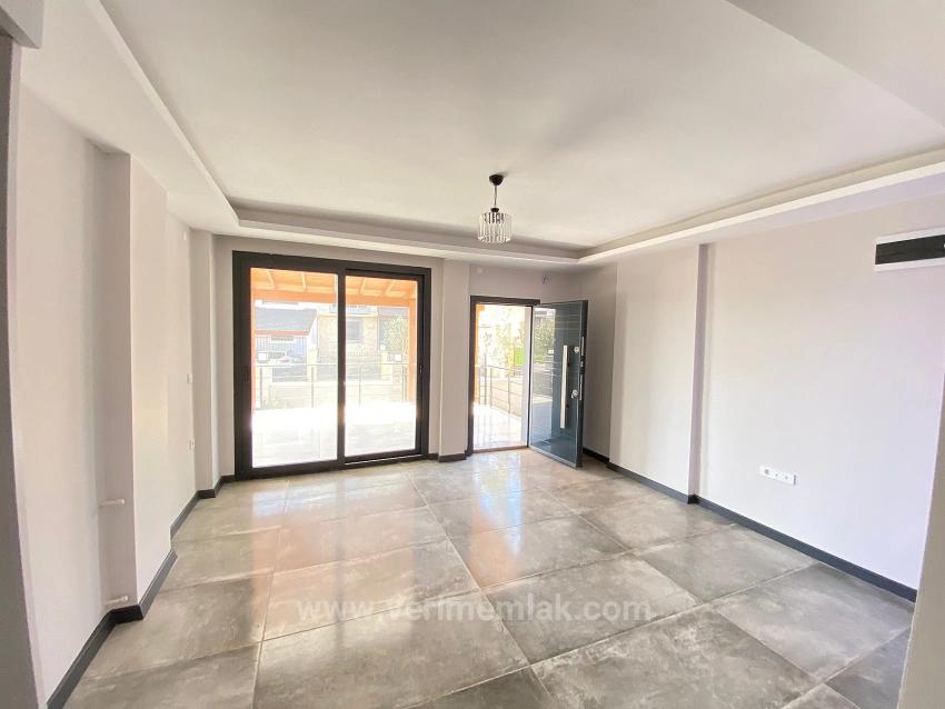 Seferihisar.cumhuriyet Mah.denize 500M Mesafede,Geniş Bahçeli Satılık 2+1 Villa