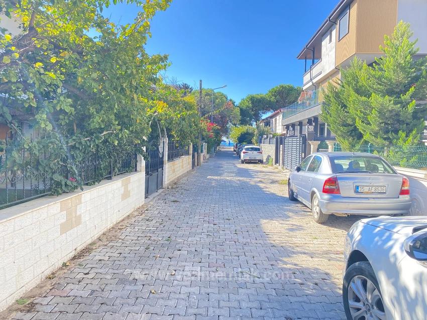 Ürkmez'in Kalbinde, Denize Sadece 50 Adım Mesafede Satılık 3+1 Villa!