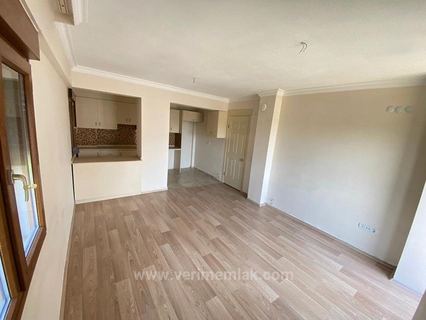 Gümüldür Çarşı Merkezin'de Denize 850M Satılık 2+1 Daire