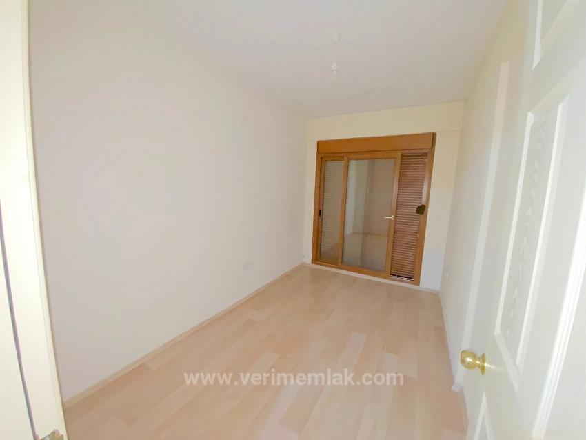 Gümüldür Çarşı Merkezin'de Denize 850M Satılık 2+1 Daire