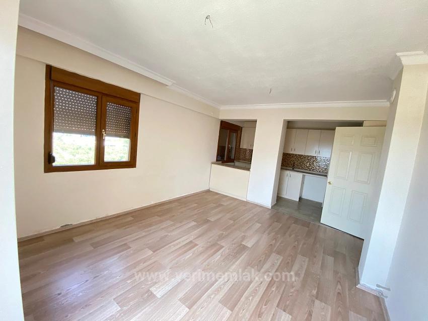 Gümüldür Çarşı Merkezin'de Denize 850M Satılık 2+1 Daire