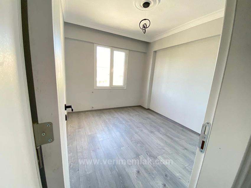 Ürkmez De Çarşı Merkezinde Denize 300M2 Satılık 2+1 Daire