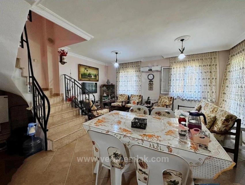 Ürkmez De Merkezinde Denize 400M Bahçeli Satılık 5+1 Villa