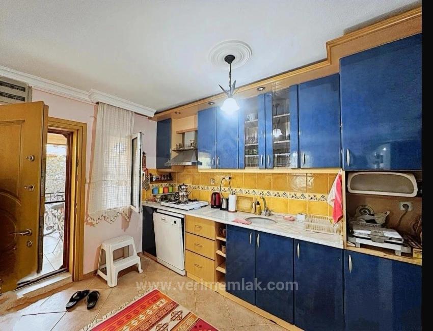 Ürkmez De Merkezinde Denize 400M Bahçeli Satılık 5+1 Villa