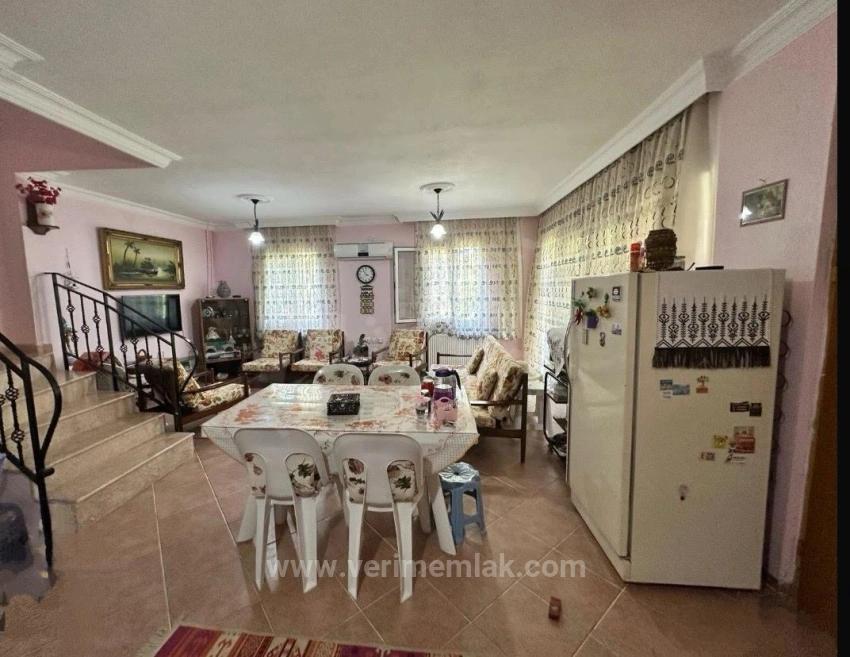 Ürkmez De Merkezinde Denize 400M Bahçeli Satılık 5+1 Villa