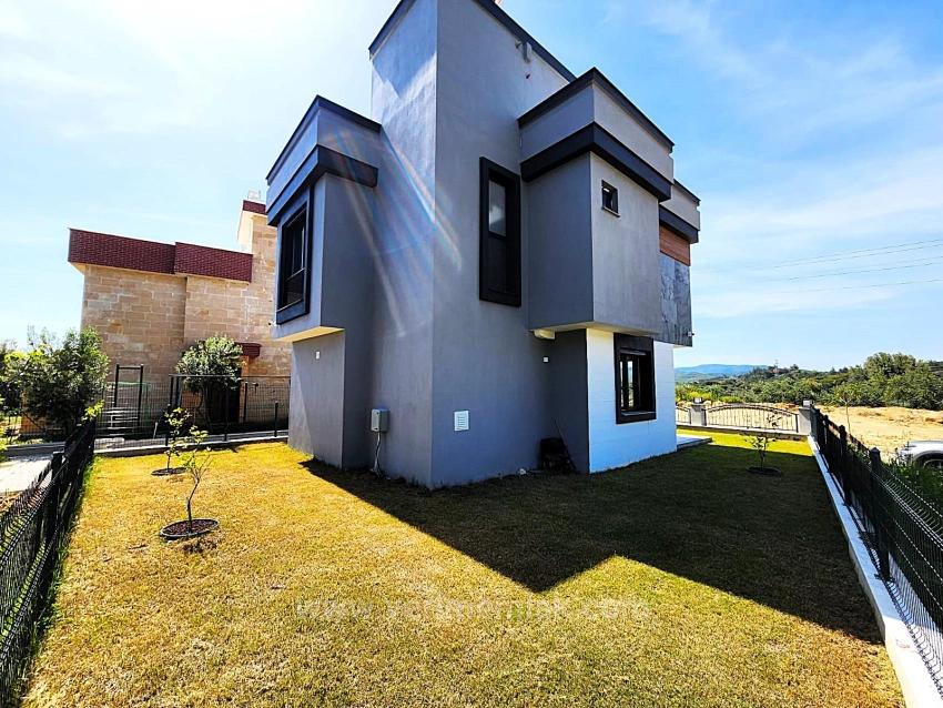 ​Seferihisar’da Modern Mimari: 3+1 Alttan Isıtmalı, Müstakil Bahçeli Keyif Villa