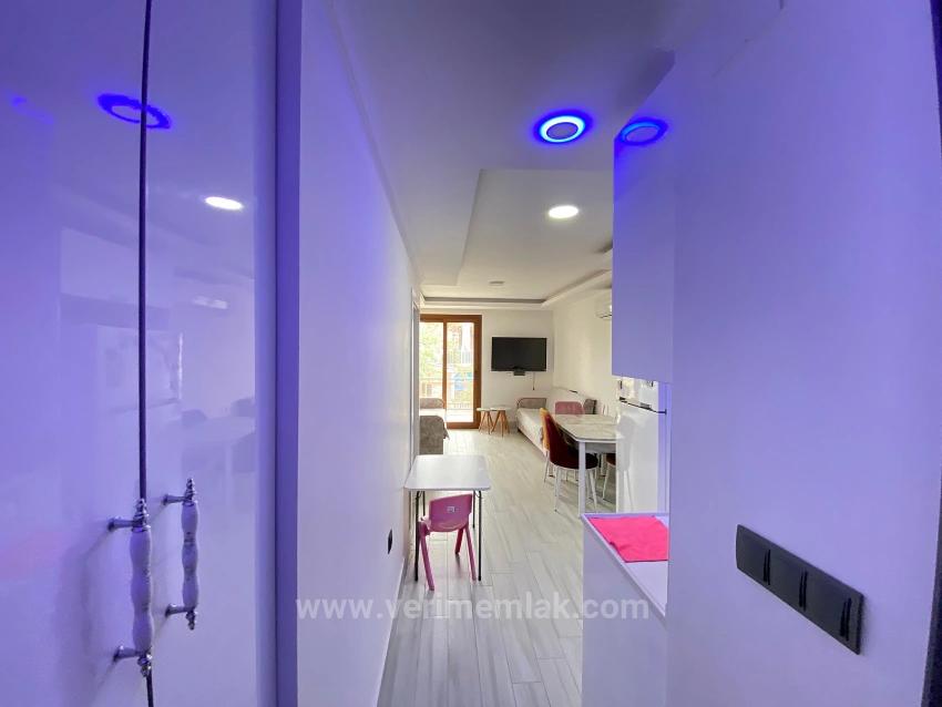 İzmir Ürkmez De Plaja 100M Havuzlu Site İçin'de 2+1 Satılık Daire