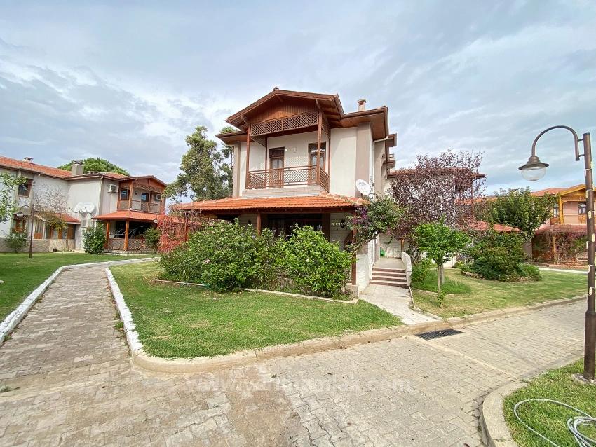 Ürkmez De Havuzlu Site İçin'de Deniz Tarafın'da 3+1 Satılık Villa