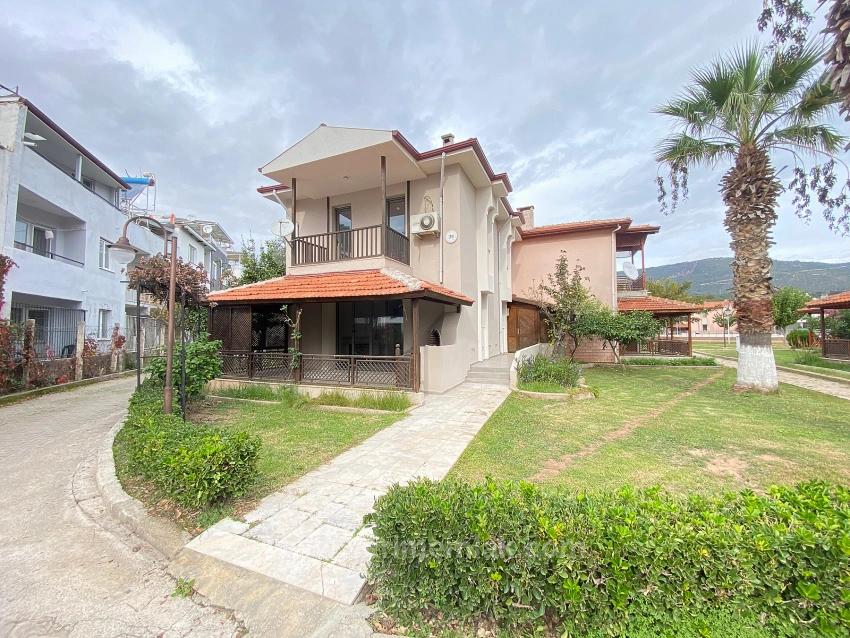 Seferihisar Erdem Tur Sitesi'nde Denize Sıfır, Havuzlu & Güvenlikli 3+1 Villa