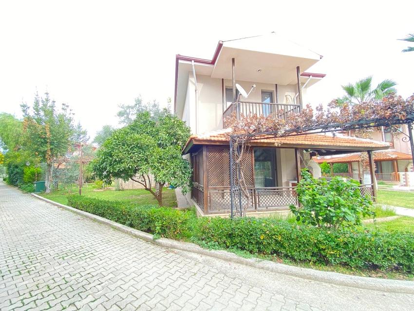 Seferihisar Erdem Tur Sitesi'nde Denize Sıfır, Havuzlu & Güvenlikli 3+1 Villa