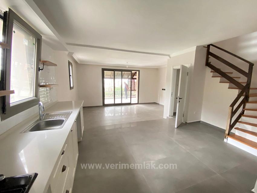 Seferihisar Erdem Tur Sitesi'nde Denize Sıfır, Havuzlu & Güvenlikli 3+1 Villa