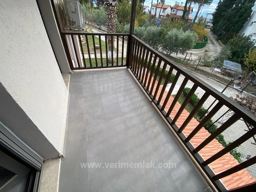 Seferihisar Erdem Tur Sitesi'nde Denize Sıfır, Havuzlu & Güvenlikli 3+1 Villa