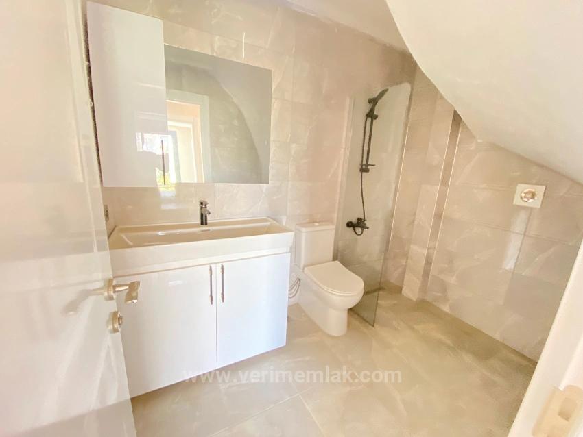 Seferihisar Akarca’da Denize Komşu, Modern Mimariyle Tasarlanmış Tam Müstakil 3+2 Villa