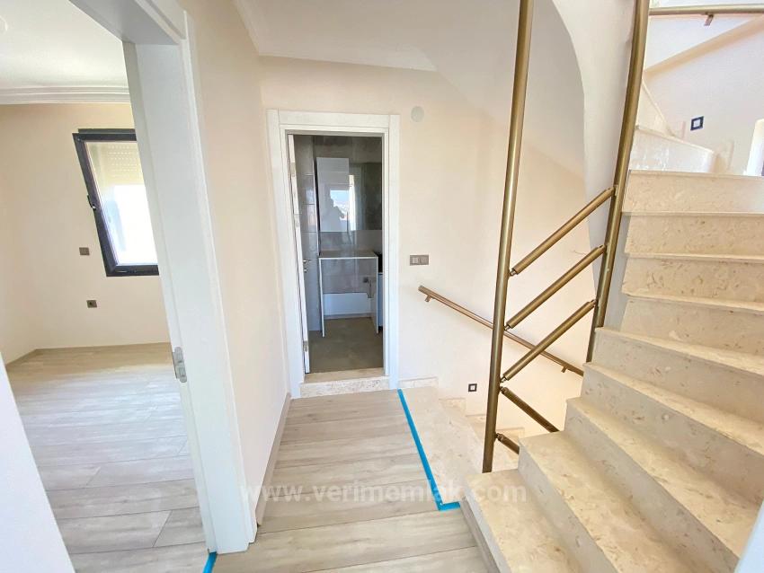 Seferihisar Akarca’da Denize Komşu, Modern Mimariyle Tasarlanmış Tam Müstakil 3+2 Villa