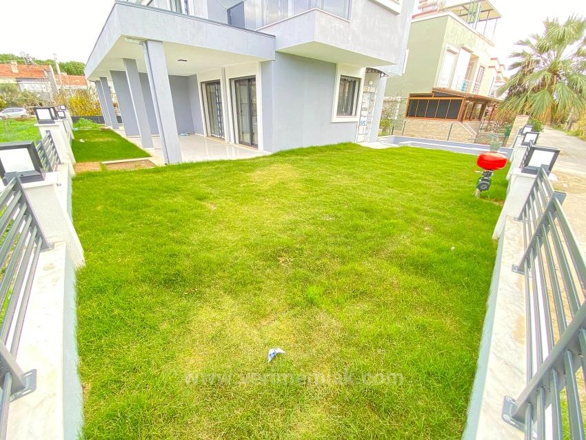 Seferihisar Cumhuriyet’te Denize Yakın, Modern Tasarımlı Köşe 3+1 Villa!