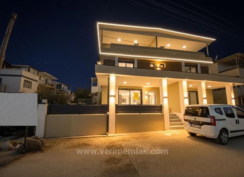 Seferihisar Cumhuriyet'te Denize Yürüme Mesafesinde Lüks 3+1 Köşe Villa