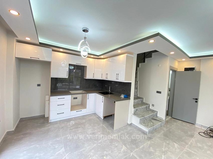 Seferihisar Cumhuriyet'te Denize Yürüme Mesafesinde Lüks 3+1 Köşe Villa