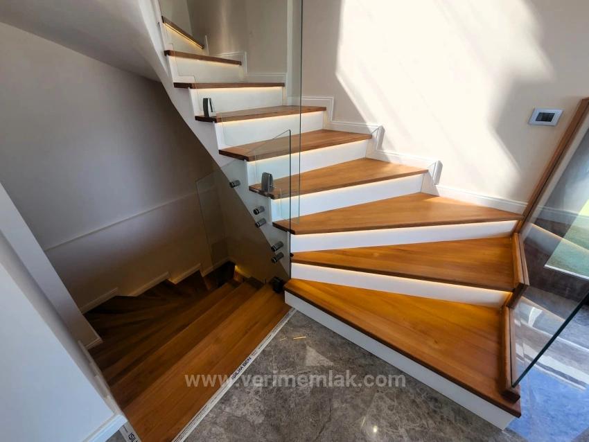 Seferihisar’atatürk Mahallesi’de Elektrikli Araç Şarj İstasyonlu Full Deniz Manzaralı Akıl