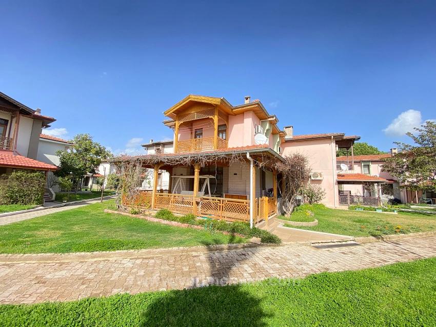 Seferihisar Erdem Tur Sitesi’nde Havuzlu Ve Güvenlikli Müstakil Konfor Satılık 3+1 Villa