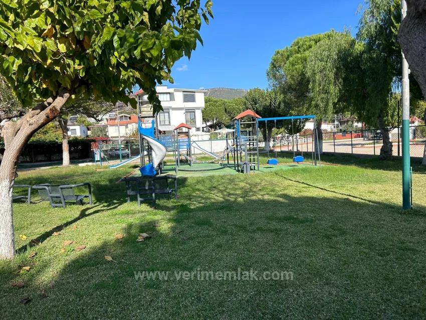 Seferihisar Erdem Tur Sitesi’nde Havuzlu Ve Güvenlikli Müstakil Konfor Satılık 3+1 Villa