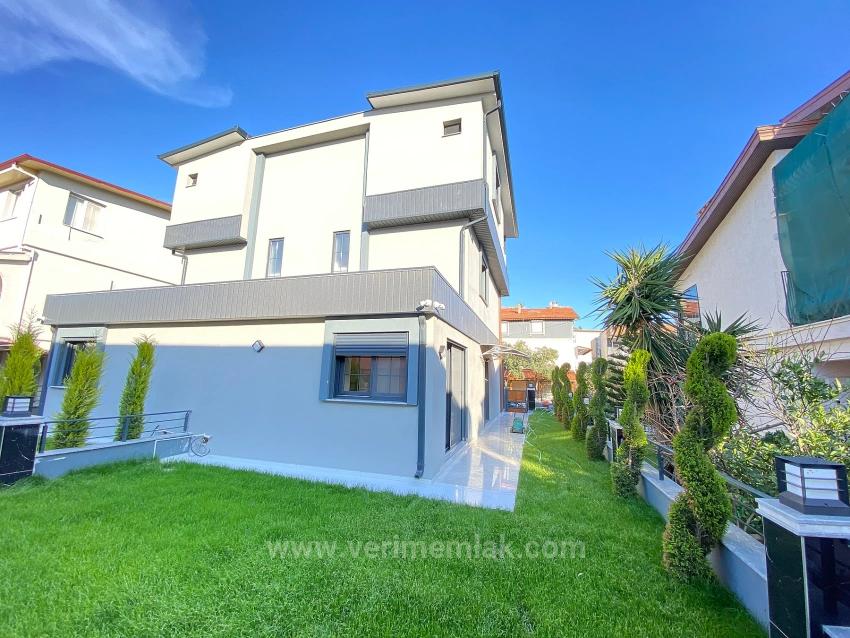 Seferihisar Mersin Alanı'nda Denize Sıfır, Akıllı Sistemli Lüks Satılık 3+1 Villa!