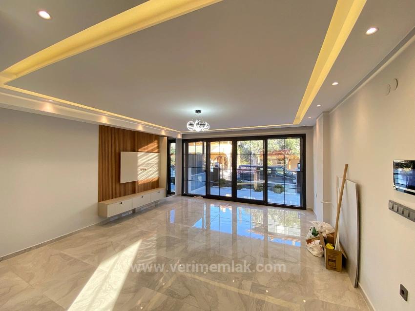 Seferihisar Mersin Alanı'nda Denize Sıfır, Akıllı Sistemli Lüks Satılık 3+1 Villa!