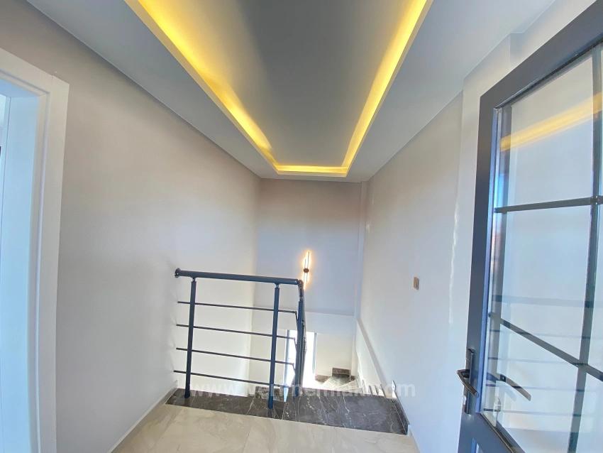 Seferihisar Mersin Alanı'nda Denize Sıfır, Akıllı Sistemli Lüks Satılık 3+1 Villa!