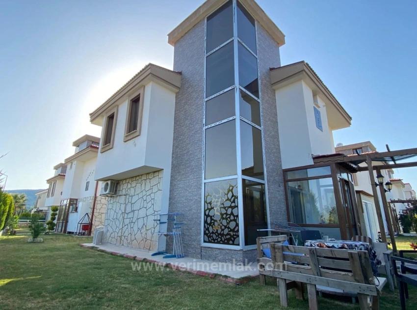 Seferihisar Doğanbey Cumhuriyet Mah. Satılık 3+1 Villa - 160 m²