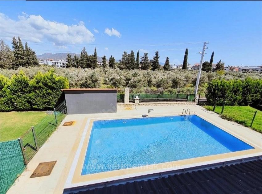 Seferihisar Cumhuriyet’te Denize 850M, Havuzlu, Masrafsız Lüks 3+1 Villa