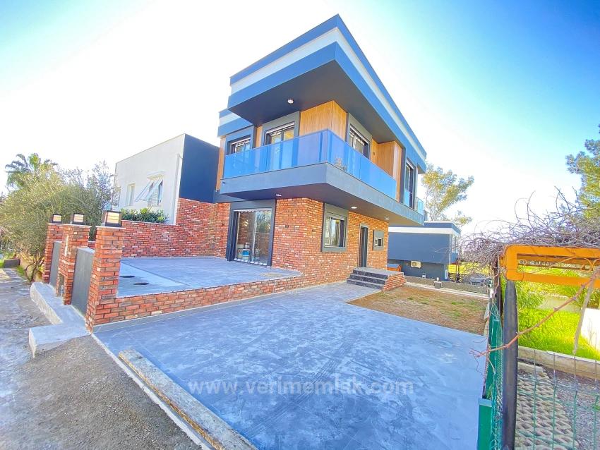 Seferihisar Cumhuriyet’te Akıllı Ev Teknolojili, Tam Müstakil Lüks Satılık 3+1 Villa!