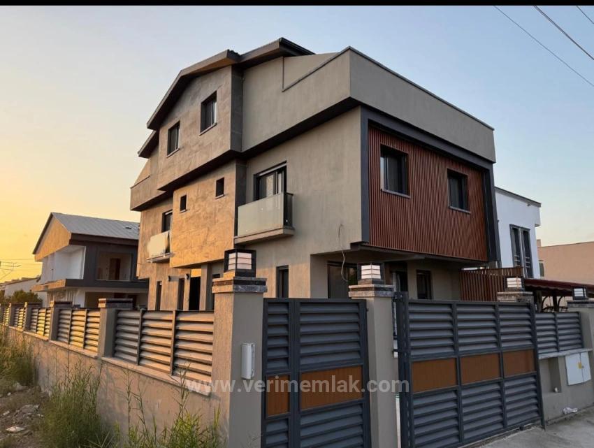 Gümüldür’de Denize Yürüme Mesafesinde, Modern Tasarımlı Satılık Tam Müstakil Villa