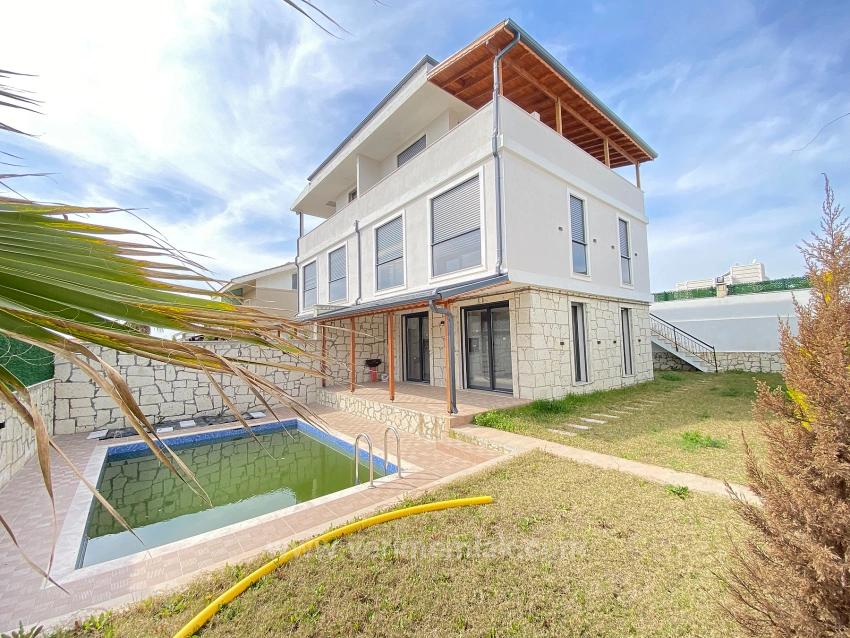 Seferihisar 'Da Tam Müstakil, Havuzlu & Full Deniz Manzaralı 4+2 Ultra Lüks Villa!