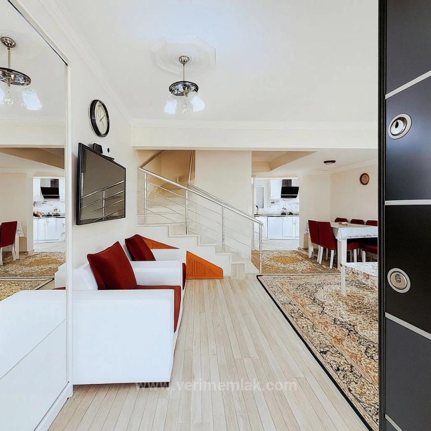 Seferihisar’cumhuriyet Mahallesi, Meltem Tur Sitesi Deniz Tarafında Satılık 4+1 Villa