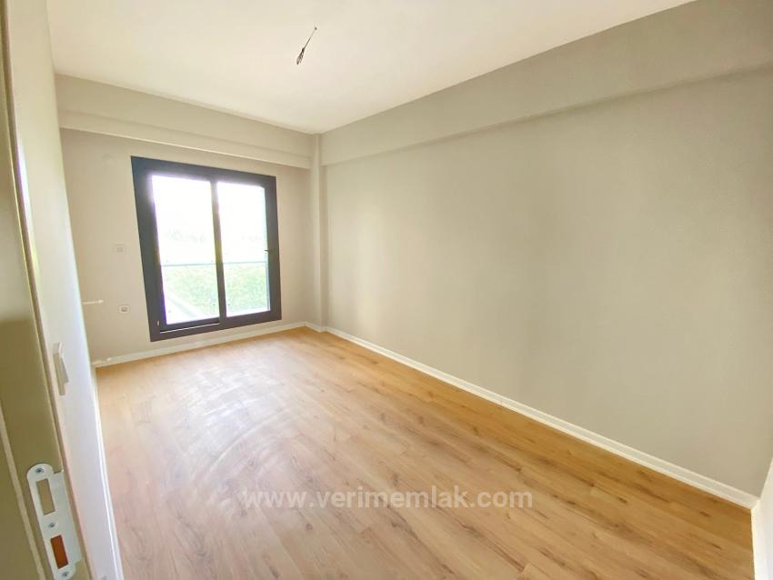 Gümüldür De Çarşı Merkezinde Asansörlü 2 Kat Satılık 2+1 Daire