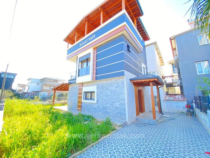 Seferihisar:cumhuriyet Mah.denize Yakın Sıfır 3+1.Ruhsatlı Köşe Villa