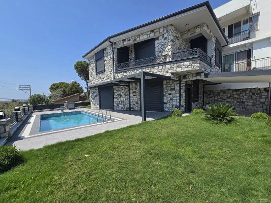 Gümüldür De Tek Müstakil Havuzlu Bahçeli Full Deniz Satılık 3+1 Villa