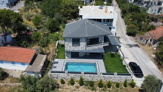 Gümüldür De Tek Müstakil Havuzlu Bahçeli Full Deniz Satılık 3+1 Villa