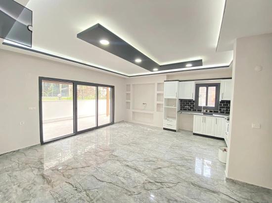 Denize 400 M Çarşıya Merkeze Çok Yakın Satılık 6+1 Villa