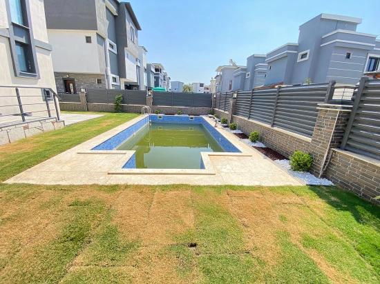 Seferihisar Cumhuriyet Mahallesi’nde Modern & Müstakil Havuzlu Lüks Satılık 3+1 Villa