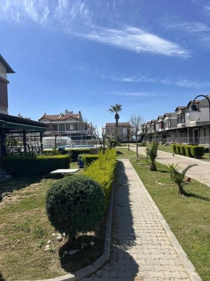 Gümüldür Fevzi Çakmak’ta Denize Sıfır, Havuzlu Prestijli Satılık 3+1 Villa