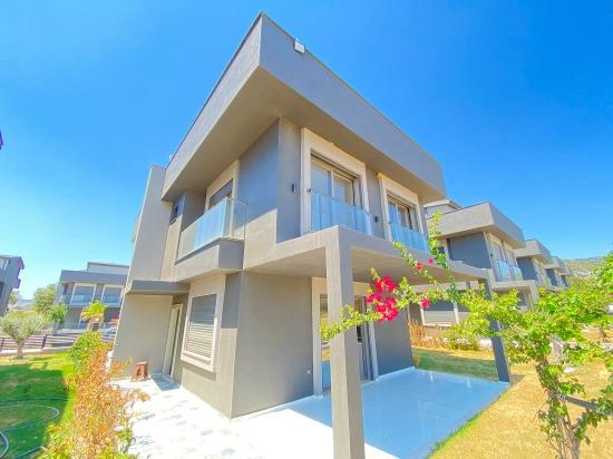 Seferihisar Sakız Ağacı'nda Denize Sıfır, Modern Tasarımlı Satılık 3+1 Müstakil Villa