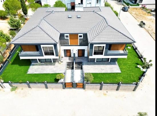 Seferihisar Camikebir De Mustakil Bahçeli Ultra Lükx Satılık 3+1 Villa