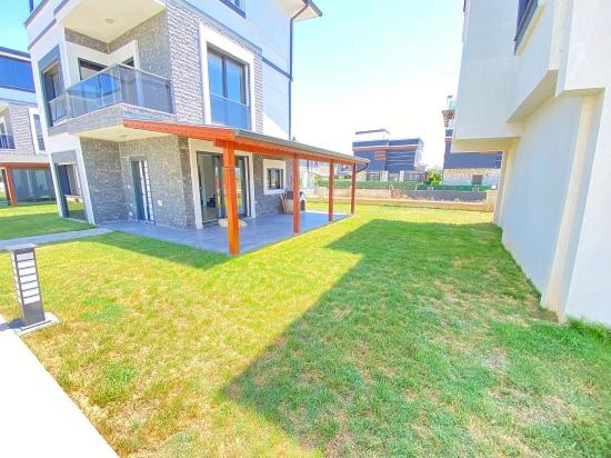 Doğanbey De Tek Mustakil Havuzlu Geniş Bahçeli Satılık 3+1 Villa