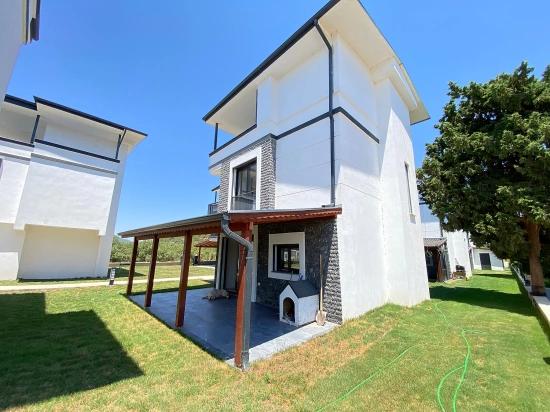 Doğanbey De Tek Mustakil Havuzlu Geniş Bahçeli Satılık 3+1 Villa